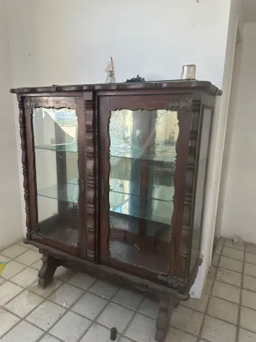 Móveis antigos em madeira 