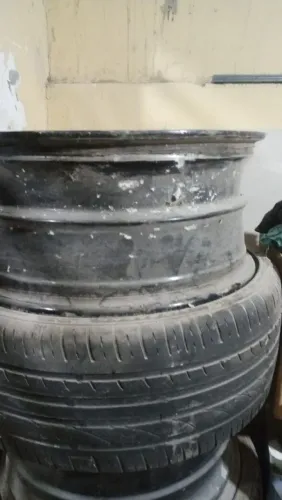 Vendo 3 pneus , 4 aros e 1 pneu furado , uma caixa de disco de freio nova