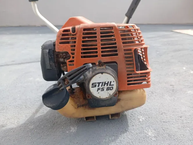 Roçadeira stilh 80 cilindradas sem conjunto de corte "cabeça"