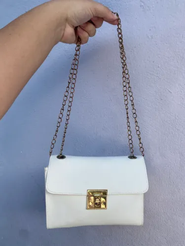 Bolsa Branca Pequena com Corrente Dourada