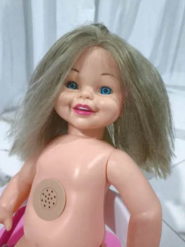 Linda boneca e Carrinho de Refeição Novos, a boneca vai sem roupinha.