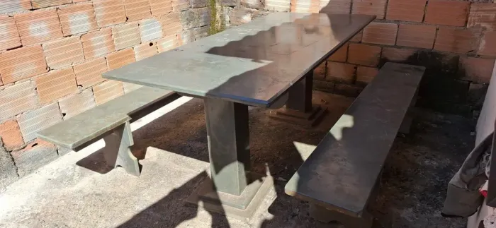 Mesa de pedra Ardosia polida com bancos