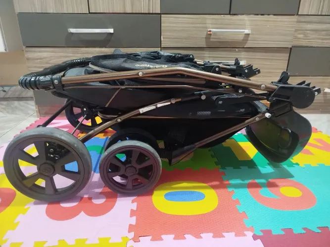 Carrinho de bebê semi novo