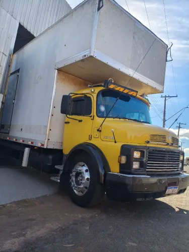 MB1318 baú com avanço e plataforma