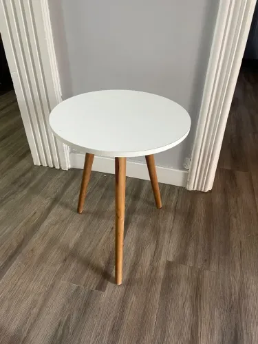 Mesa lateral redonda branca pés palito
