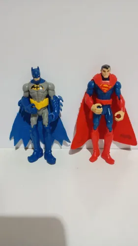 Bonecos Figura de ação Batman e Superman - Mattel. 10 cm cada os dois pelo valor anunciado