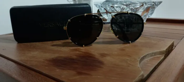 Óculos de sol VERSACE semi novo.