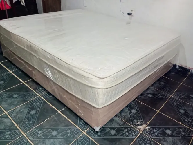 Cama queen size de espuma grossa higienizada e confortável 