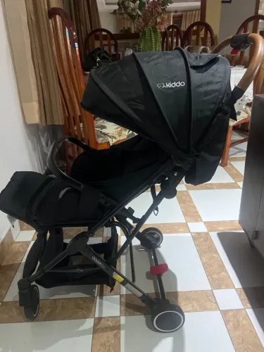 Vendo um lindo carrinho de bebê bem conservado seminovo usado apenas 2 meses