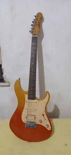 Guitarra yamaha EG 112.