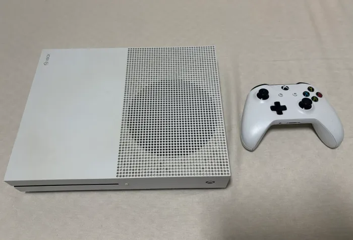 Xbox ONE S 500GB, acompanha controle e 4 jogos de brinde.