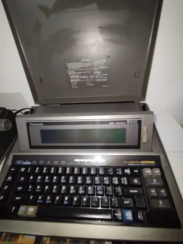 Máquina de escrever eletrônica antiga