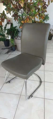 Cadeira em couro para mesa de reunião