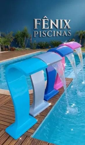 Cascatas e golfinhos de fibra elegância e sofisticação para sua piscina