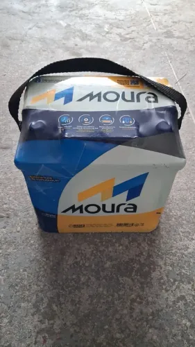 Bateria Moura 50 Ah amperes no plástico zerado.