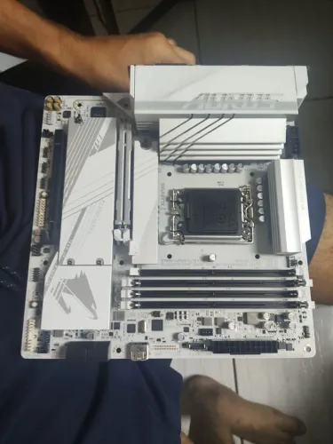 ? Vendo placa-mãe Aorus B760M Elite X AX Gaming (branca) ?