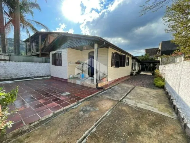 Casa pré fabricada, 2 dormitórios, em quintal acolhedor - bairro Urubatã