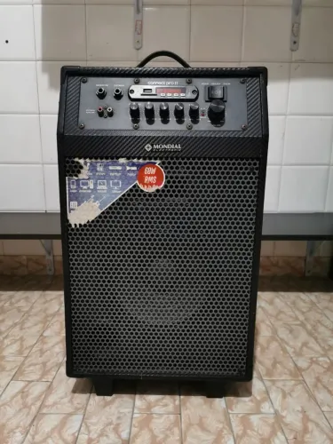 Caixa com rodinha.