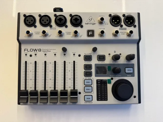 Mesa de som Behringer Flow 8
