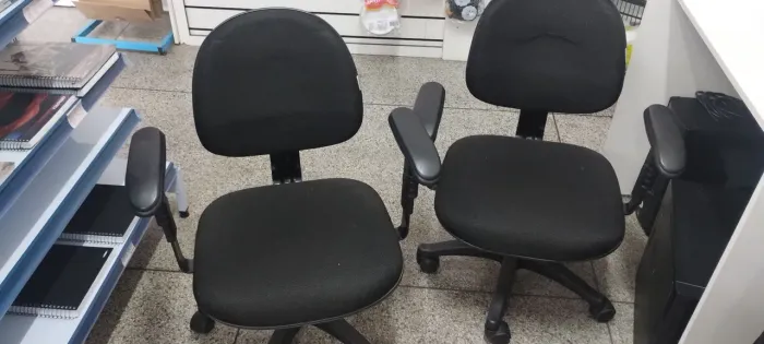 2 und . Cadeira escritório com defeito na mola.