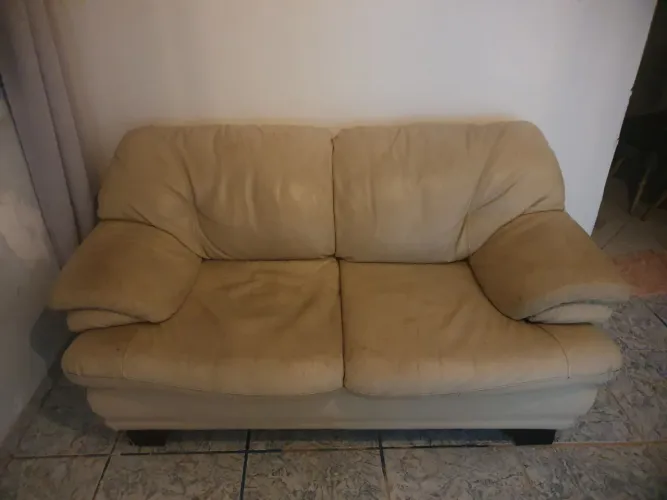 Sofá de couro legítimo. (cor: bege) 1,70cm largura