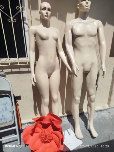 Vendo 2 manequins um masculino completo e outro feminino tel *05)