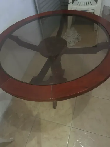 Vendo mesa de madeira com tampo de vidro