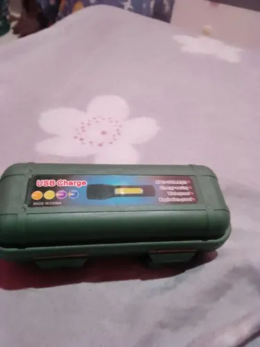 USB Lanterna boa carregador ela é boa para mirar para todos os lugares e é muito forte
