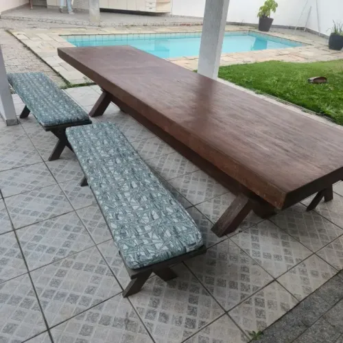 Mesa rústica em madeira maciça nobre/de lei com bancos