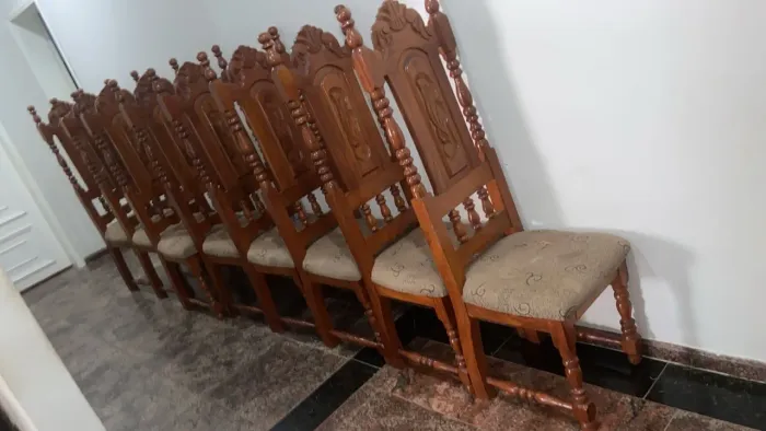 Vendo 8 cadeiras de madeira maciça, encosto alto trabalhada, com almofadas