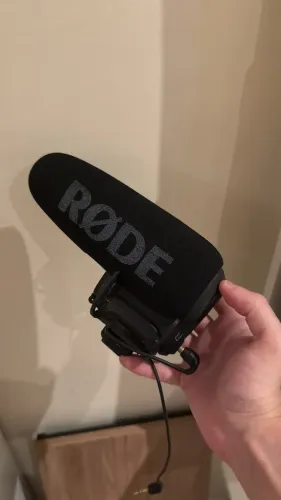 MICROFONE RODE VIDEOMIC PRO+ ÁUDIO PROFISSIONAL PRETO