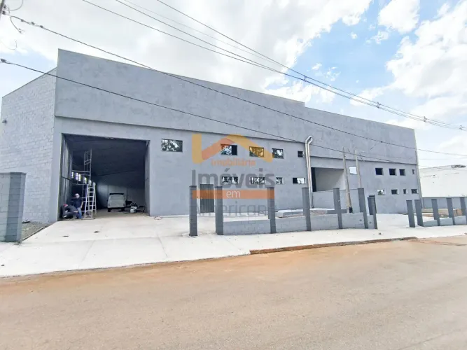 Salão Industrial de 1.195m² para locação em Americana-SP, bairro Salto Grande: 2 banheiros
