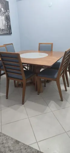 Conjunto mesa e cadeiras de jantar