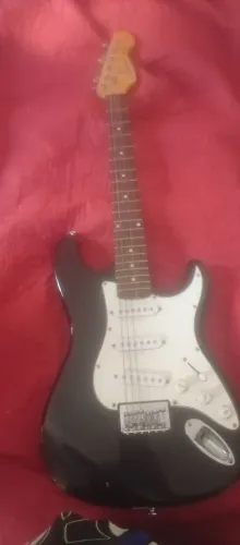 Guitarra marca cruzeta usada