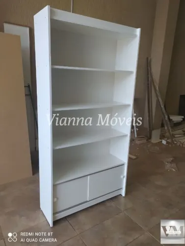 Estante Prateleira Com Portas Inferior em MDF