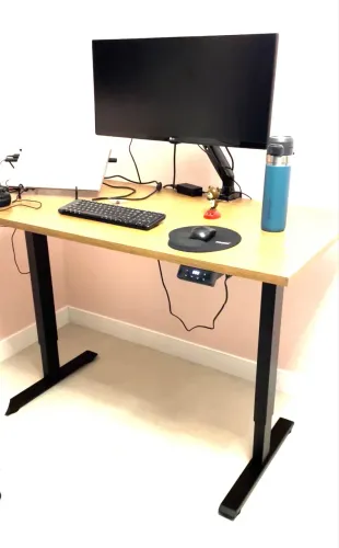 Mesa com Regulagem de Altura Elétrica Unit 135 cm - Preto c/ Freijó