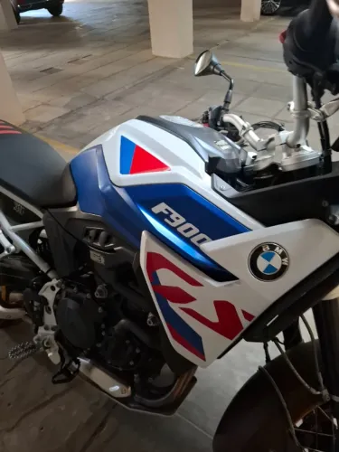 BMW F900 Azul com Branco