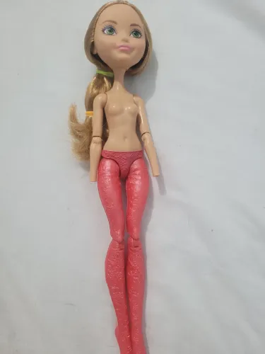 Ever After High - Ashllyn inverno - sucatinha em ótimo estado