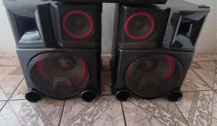 Vendo somente as coixas do som LG XBOOMM não tem as led fora isso está tudo funcionando