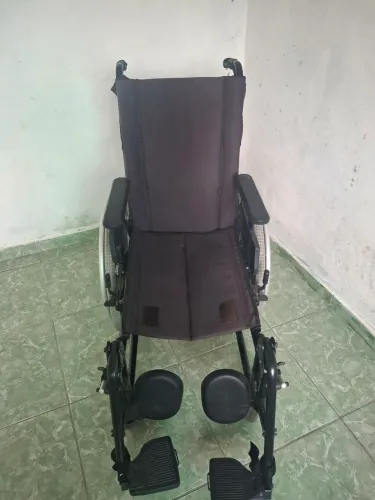 Vendo cadeira de roda normal 