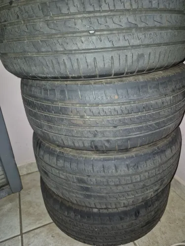 Pneus Sport d +, perfil Baixo. Em Excelente estado. 