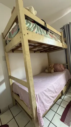 Cama beliche de madeira