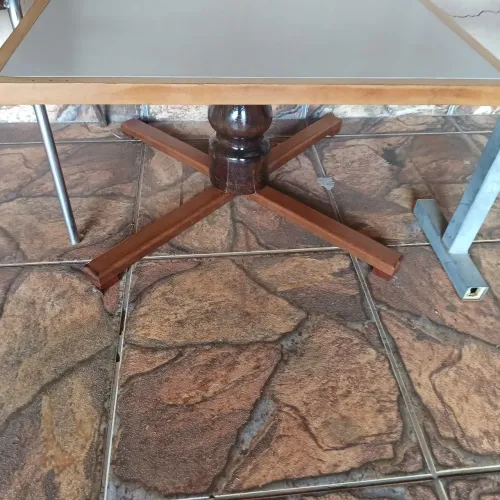 Mesa artesanal 65cm largura 40cm altura pés imbuia e cedro ,tampo em porcelanato 