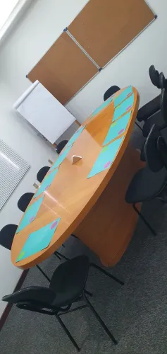 Vendo esta mesa oval   com:   3m comprimento,   1.50 de largura   e 0.5 cm de espessura 