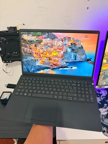 Deel vostro 3510 "FHD i5-1135G7 11th (Intel Iris-Xe)8GB Ram?SSD NVME: 256GB