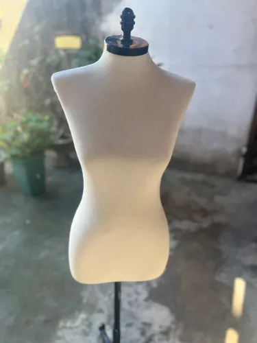 Manequim de tecido com pedestal importado!