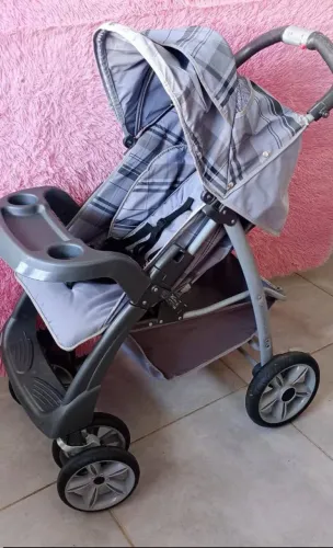 Lote carrinho de bebê e dois bebê conforto