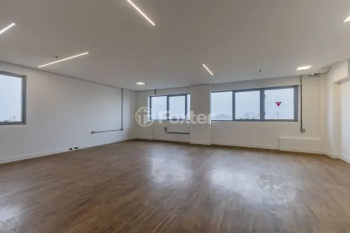 Sala comercial com 61 m2 , bairro São Sebastião - Porto Alegre - RS