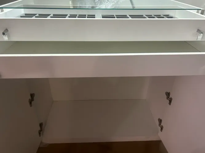 Cômoda  cabideiro com gavetas 
