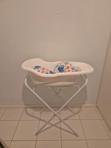 Banheira com suporte e almofada redutora